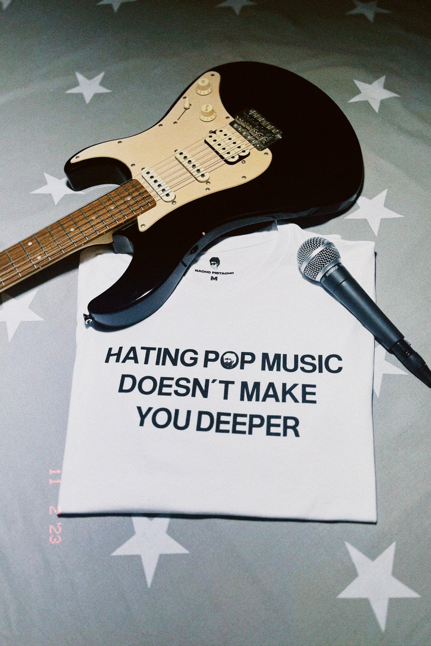 Camiseta de manga corta blanca "Hating Pop Music Doesn´t Make You Deeper" - Nacho Pistacho
